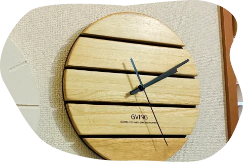 桐でできたスタイリッシュな掛け時計