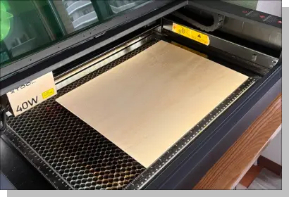 レーザーカッターに板をセットしたら、初期設定（ヘッド調整や板のサイズ登録）を行います。