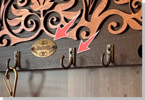 金属製のフックやメタルタグを取り付けて完成