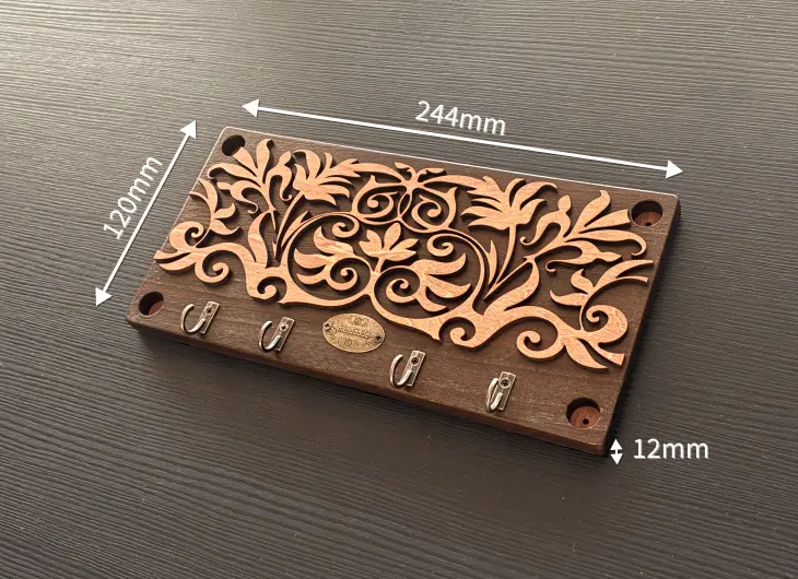 キーフックのサイズ詳細。横幅244mm、縦120mm、厚み12mm。玄関先に設置しやすいコンパクトなサイズ感を示す寸法入り俯瞰写真。