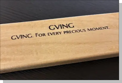 レーザーカッターで板に彫刻を施します。