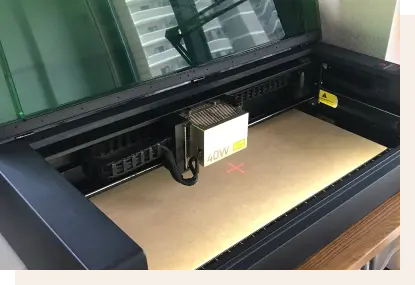 レーザーカッターに板をセットし、レーザーの位置を調整したら準備完了です。