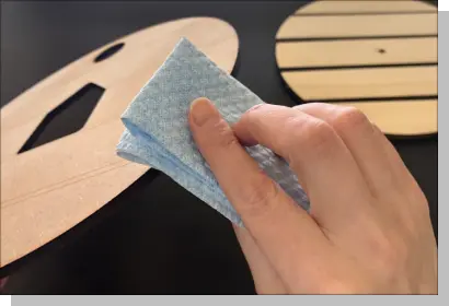 軽くウエスで拭き取ります。