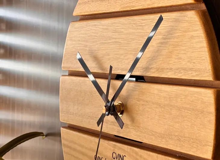 木製時計のクローズアップ。レーザー加工による精密なカット面と、サンディング・オイルフィニッシュで仕上げた滑らかな木の質感。