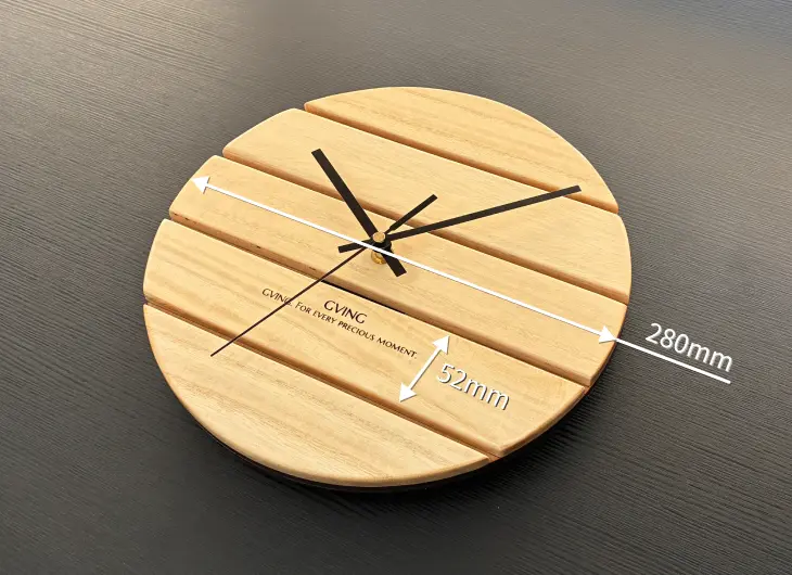 完成した木製時計のサイズ詳細。直径280mmの円形で、中央のスリット幅は120mmであることを示す寸法線入りの俯瞰写真。