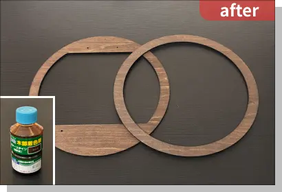 円形のウォールシェルフの前面・背面にステインを塗布した写真