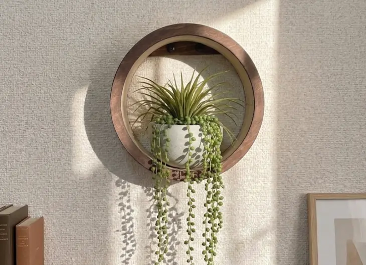 木製時計のクローズアップ。レーザー加工による精密なカット面と、サンディング・オイルフィニッシュで仕上げた滑らかな木の質感。