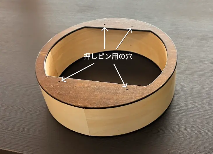 時計のパーツ構成。厚さ10mmの桐の板、時計のムーブメント、時針・分針・秒針を並べた、制作準備段階の様子。