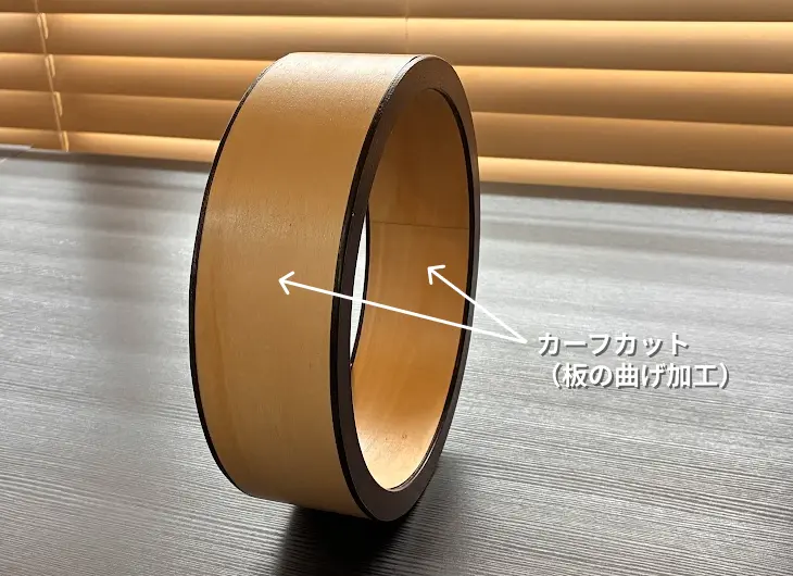 時計の背面構造。厚さ3mmの合板を裏板に使用し、中央に電池式のムーブメントが装着されている様子。