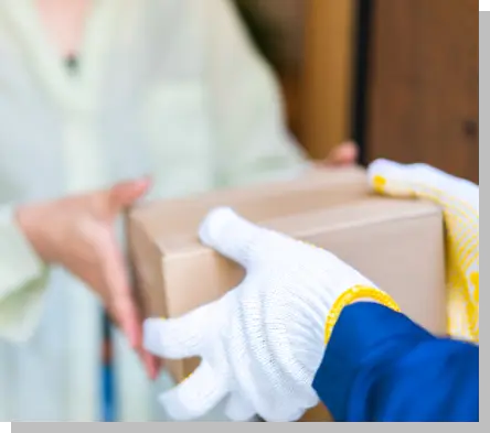 心を込めて梱包した商品を、大切に届けてもらえるよう配達員の手元へ丁寧に手渡すシーン。ネットショップの運営者が、自分の作品を必要とする誰かのもとへ送り出す瞬間の描写。